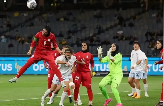 开云下载-伊朗动荡局势下 伊朗女足比出和平手势|穆罕默德-贾法里|亚洲足球联合会|女足亚洲杯|伊朗足球|韩国足球_新浪体育_新浪新闻