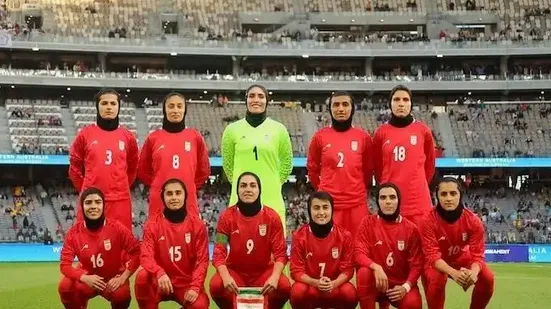 开云下载-伊朗动荡局势下 伊朗女足比出和平手势|穆罕默德-贾法里|亚洲足球联合会|女足亚洲杯|伊朗足球|韩国足球_新浪体育_新浪新闻