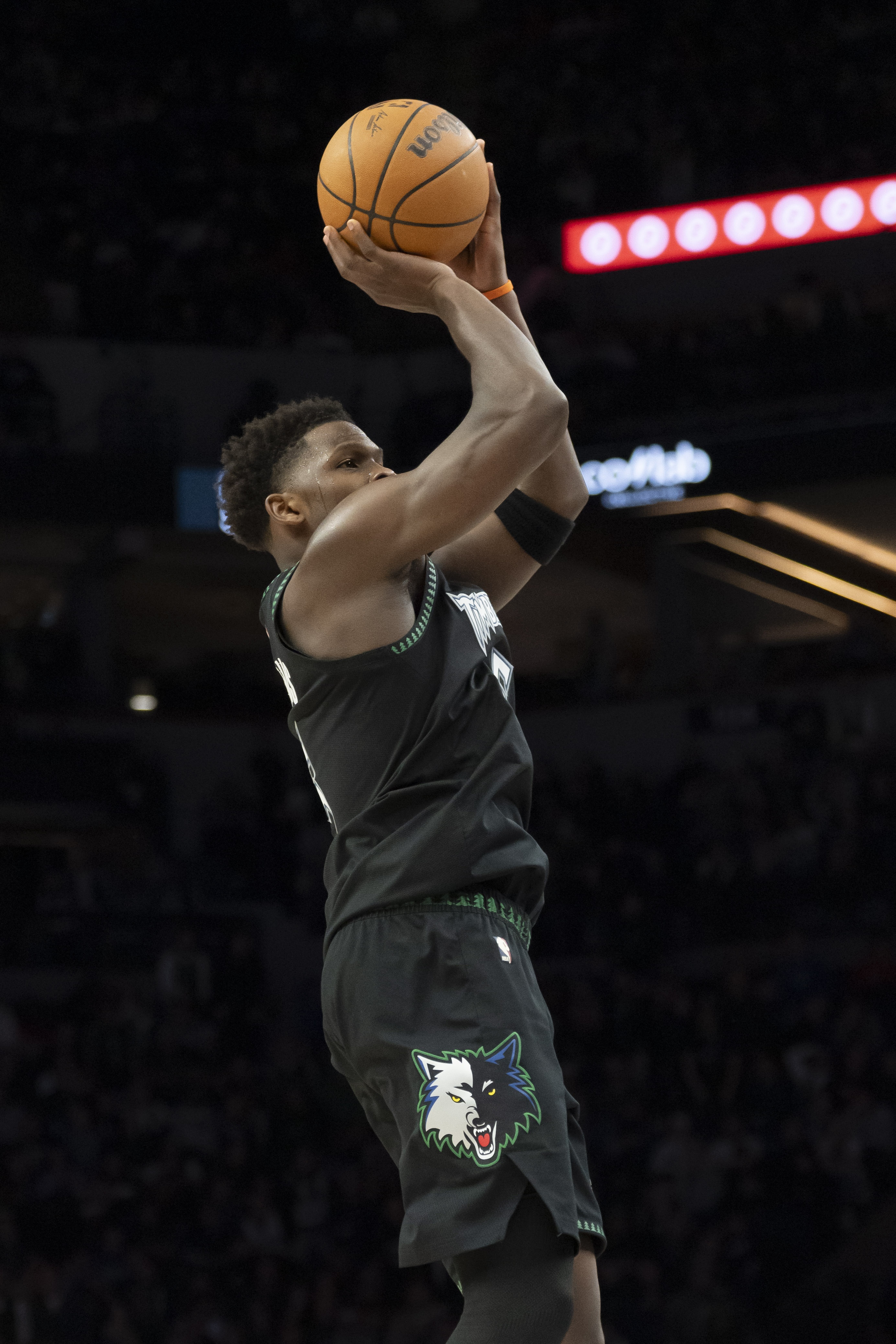 开云APP-爱德华兹本赛季第9次砍下40+ 追平东契奇 并列联盟第一